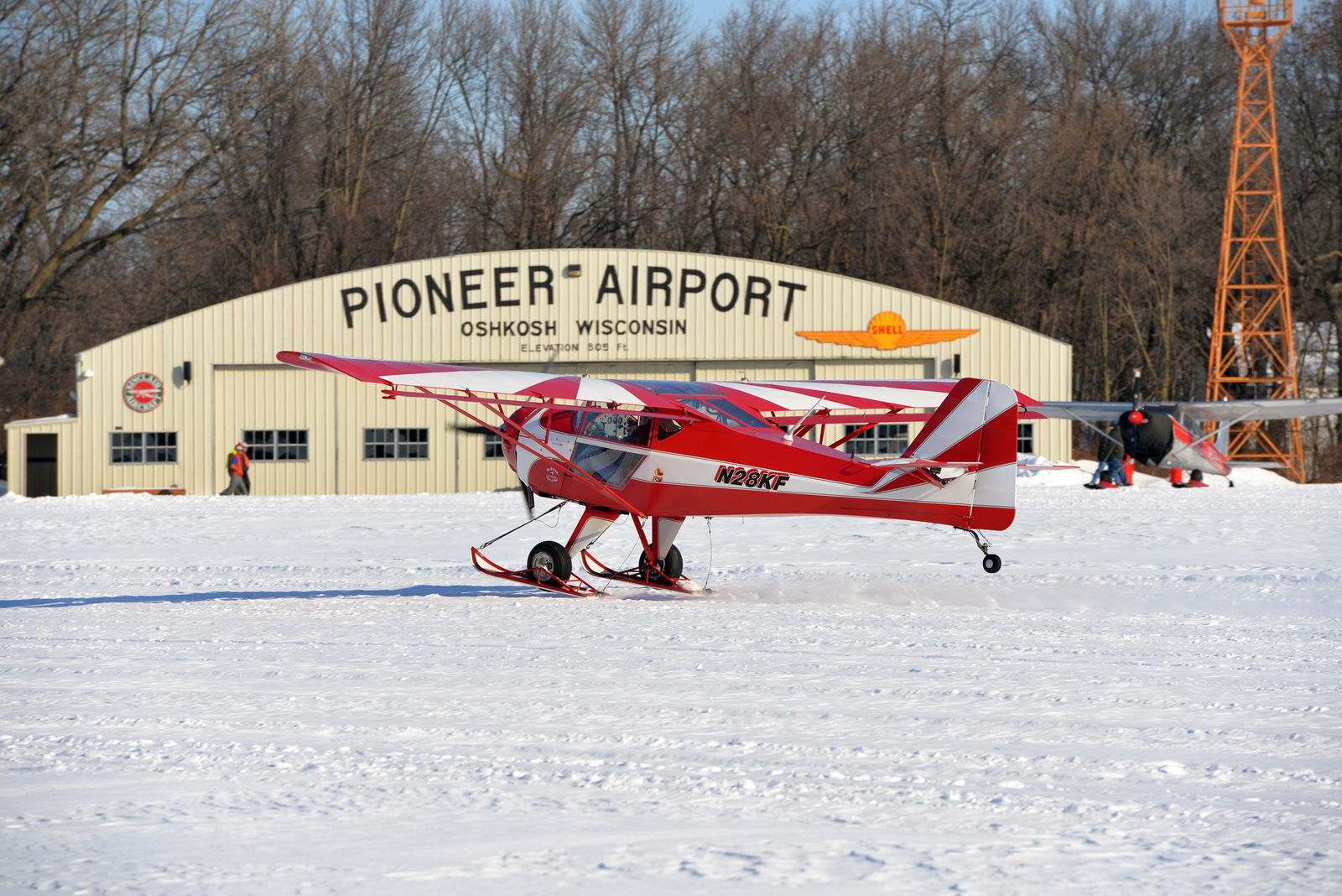Kitfox lands in front of the main hangar