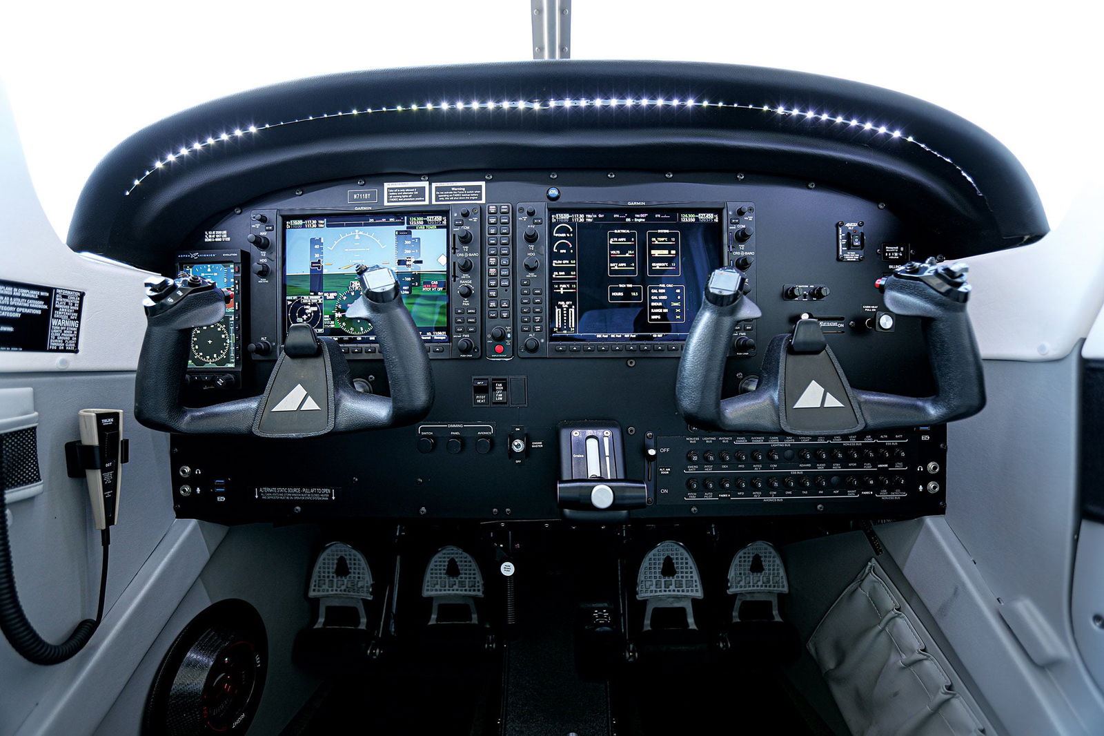 Piper Archer DX flight deck