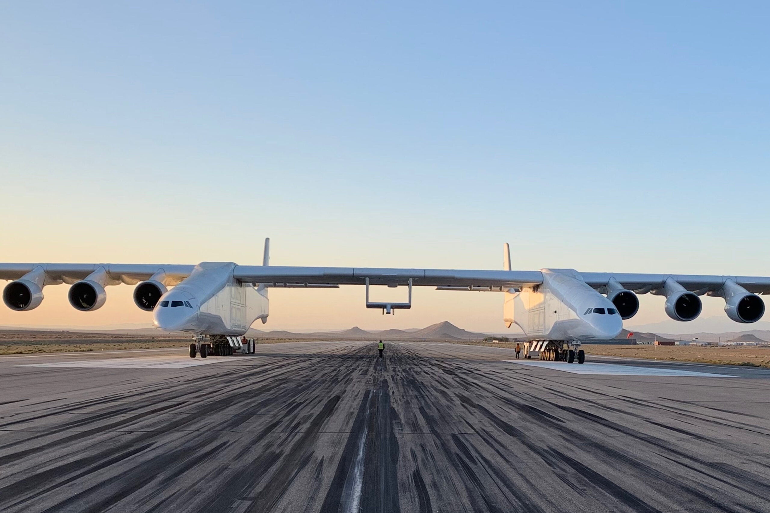 Stratolaunch Roc with pylon