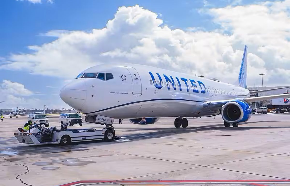 United Airlines Boeing 737-9 at LAX