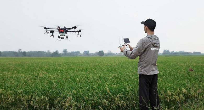 There are many programs out there to help start or grow your commercial drone pilot career. [Credit: DJI-Agras/ Pixabay]